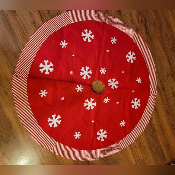 Other - Vintage Red & White Snowflake Christmas Tree Skirt